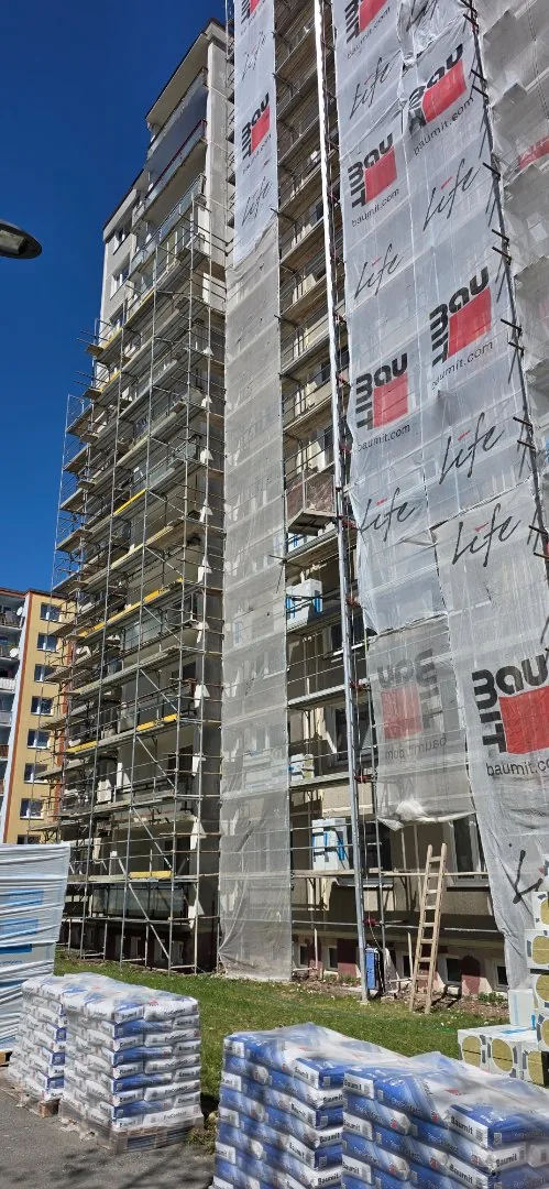 Bytový dům v lešení během komplexního zateplení fasády